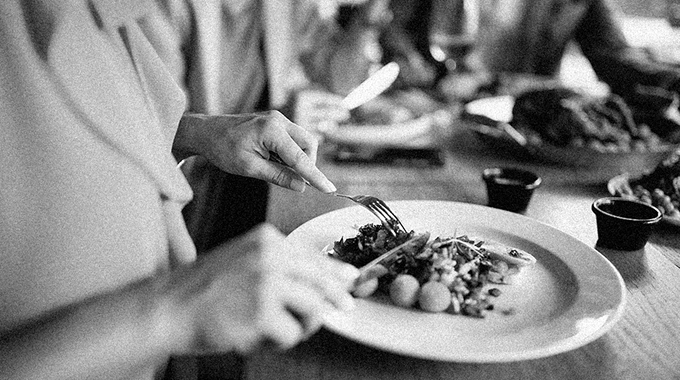 食事をしている写真
