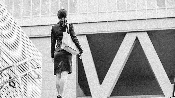 スーツを着た女性の写真