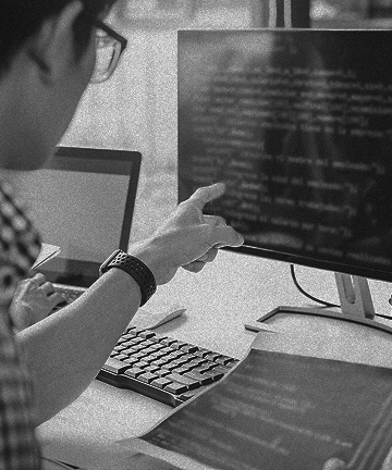 PCを指している写真